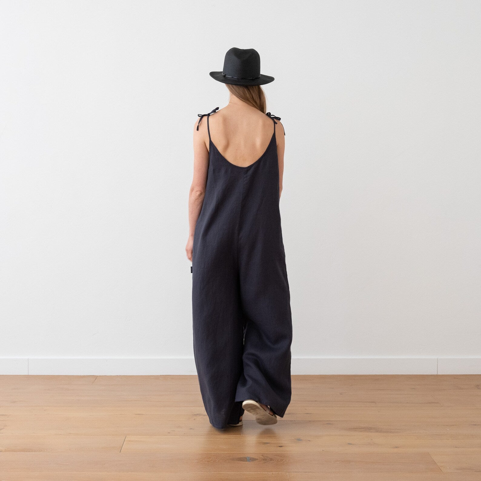 Loose fit linen jumpsuit Amelia with shoulder straps