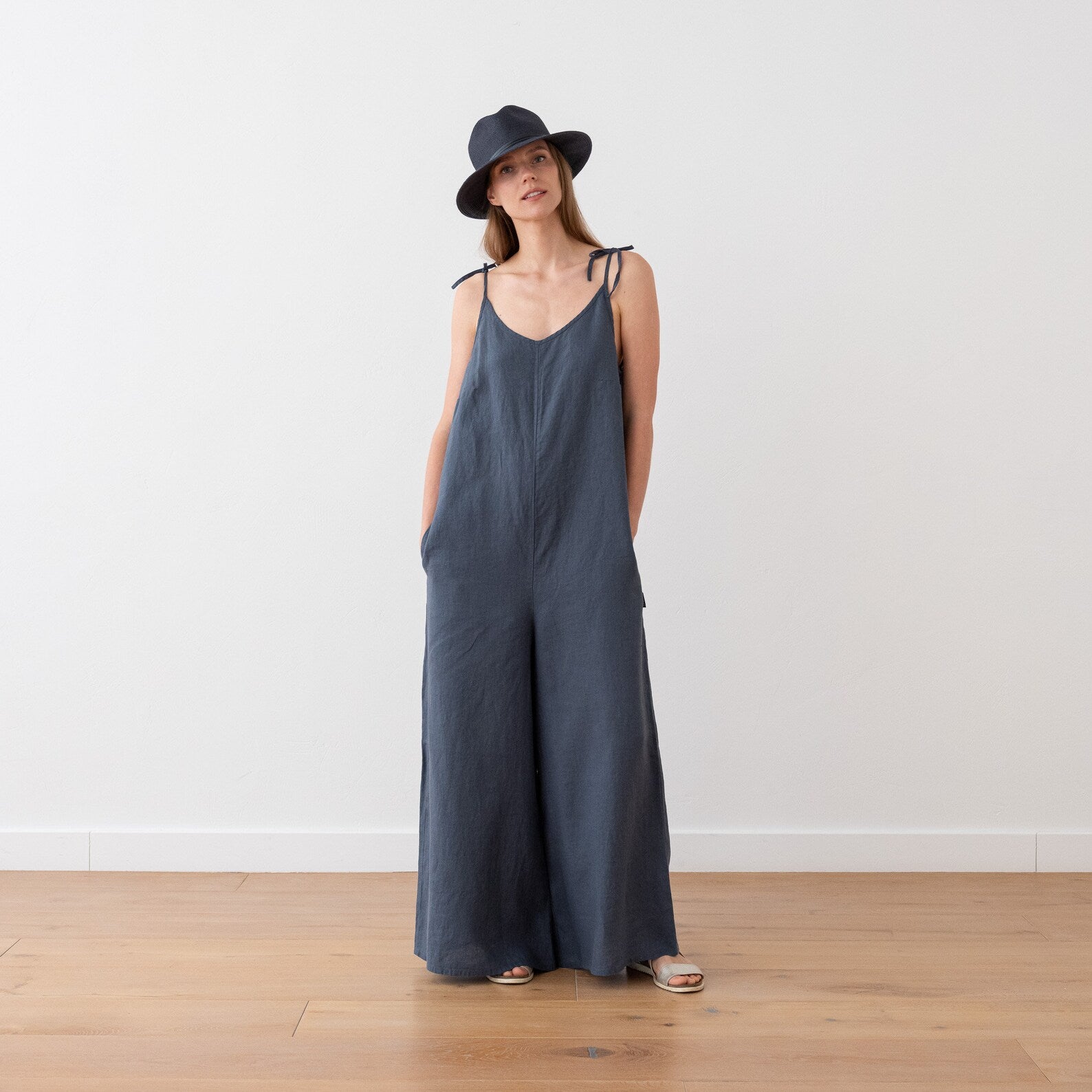 Loose fit linen jumpsuit Amelia with shoulder straps